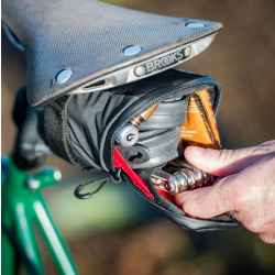 Torba pod siodło BLACKBURN GRID MEDIUM SEAT BAG black, wodoodporna, odblaskowa, 0,8L (NEW 2026)